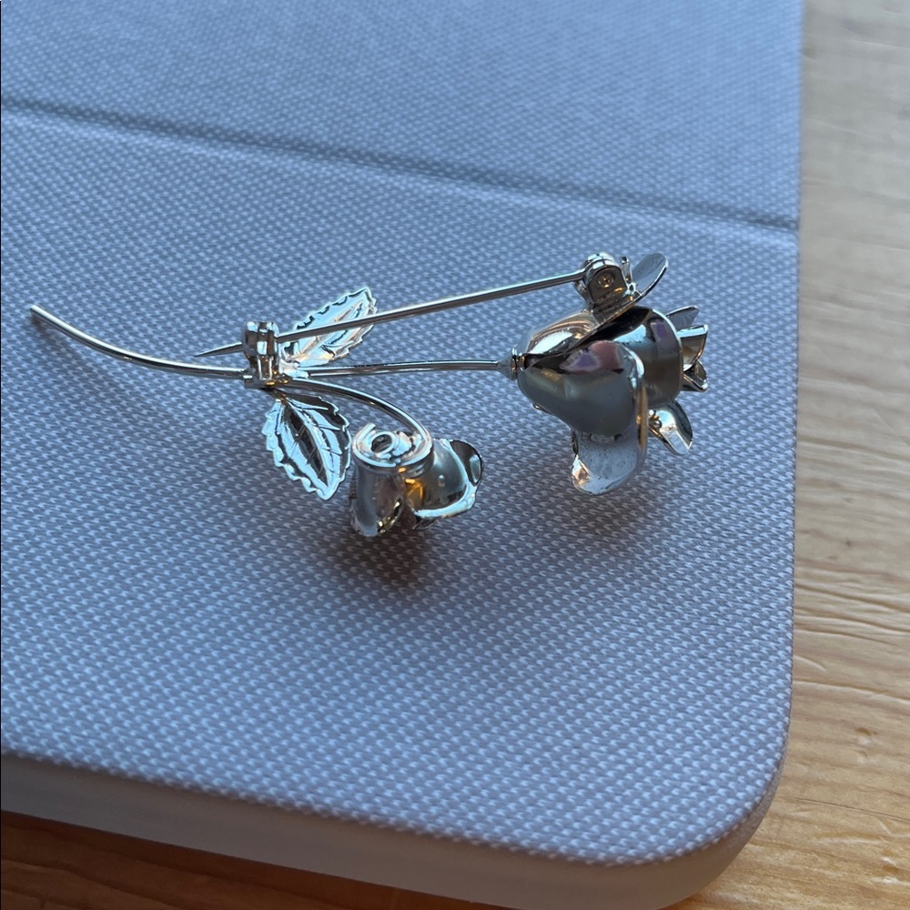 Vintage silver tone rose flower pin. - Picture 2 of 4